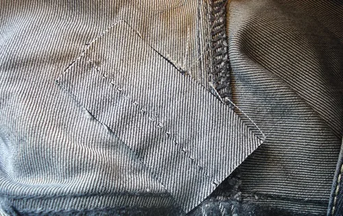 Як заштопати дірку на тканині непомітно вручну: на коліна, дивані чи шкарпетках