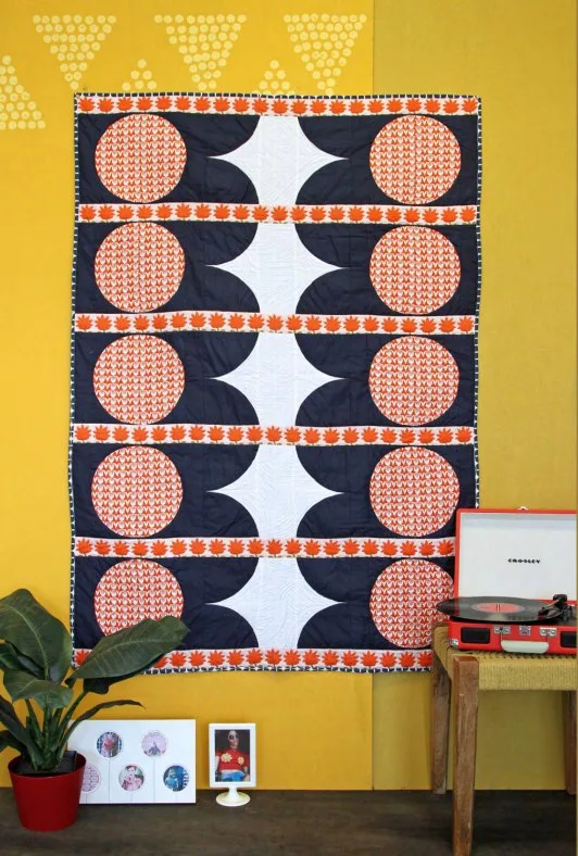 Стильний квілт із тканин нової колекції від Art Gallery Fabrics
