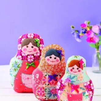 Шиєм різнокольорових великодніх курчат (викрійка на 3 розміри)