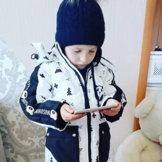Вільний подовжений кардиган з капюшоном та контрастними рукавами