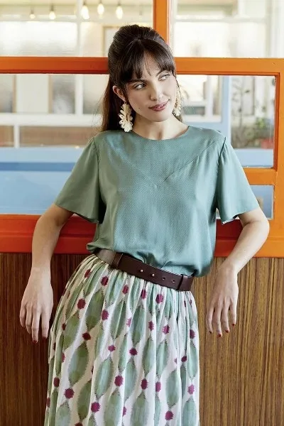 Жіноча блуза з V-подібним вирізом на 34-48 розмір