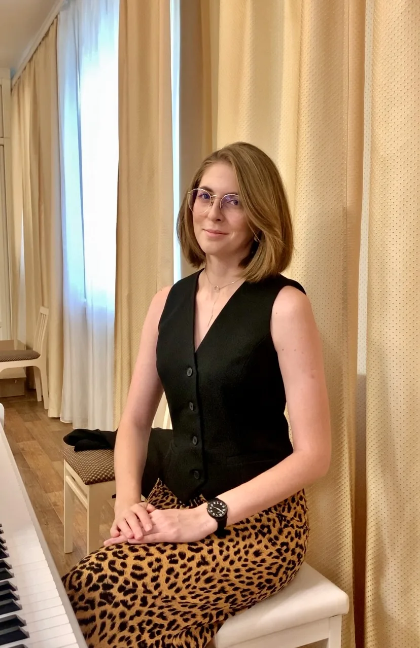 Класична приталена жилетка малого об'єму завдовжки трохи нижче талії